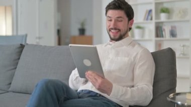 Neşeli Genç İş Adamı Tablet 'te Video Sohbeti yapıyor 