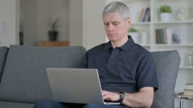 Yorgun Orta Çağ İşadamı Koltukta Sırt Ağrısı Çekiyor