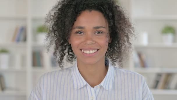 Mooie Afrikaanse vrouw doet video Chat — Stockvideo