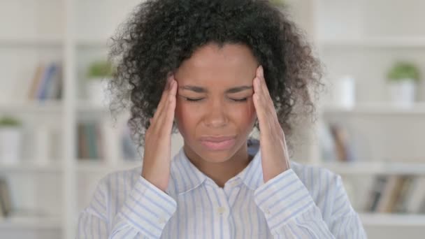 Mulher africana exausta com dor de cabeça — Vídeo de Stock