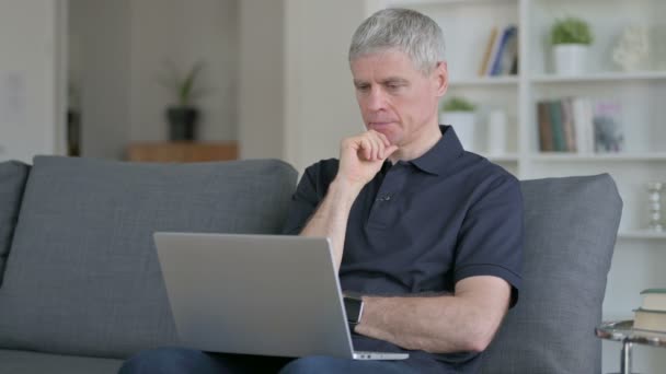 Homme d'affaires professionnel du Moyen Âge utilisant un ordinateur portable sur le canapé — Video
