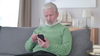 Ev telefonunda Smartphone 'da Başarısız Olan Kıdemli İşadamı 