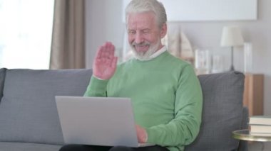 Ev Bilgisayarında Video Sohbeti Yapan Yaşlı İş Adamı 