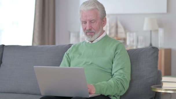 Dizüstü bilgisayarlı neşeli yaşlı iş adamı Kameraya gülümsüyor — Stok video