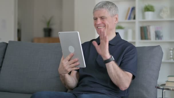 Empresário de meia-idade fazendo Video Chat no Tablet em casa — Vídeo de Stock