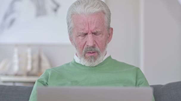 Senior gammal affärsman med bärbar dator har huvudvärk — Stockvideo