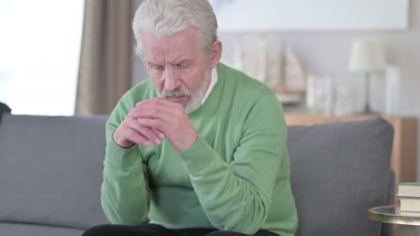Aggódó idős üzletember fejfájással gondolkodik otthon — Stock videók