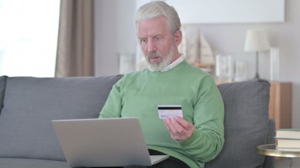 Старший старий підприємець з помилкою онлайн платежів на ноутбуці — стокове відео
