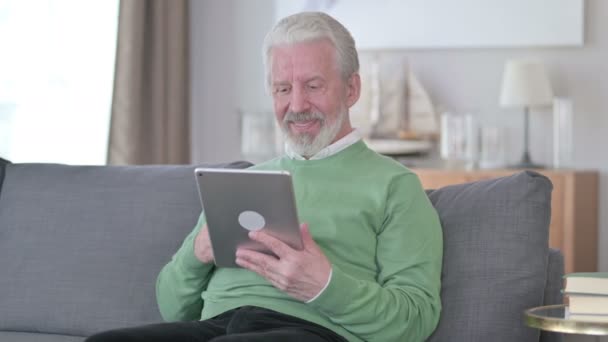 Vecchio imprenditore anziano che fa Video Chat su Tablet a casa — Video Stock