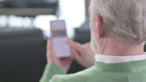 Senior old Businessman using Smartphone, Browsing — Stock Video