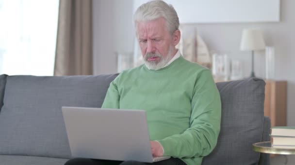 Doente velho empresário sênior com laptop tosse em casa — Vídeo de Stock
