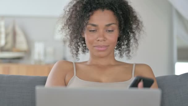 Vrolijke Afrikaanse vrouw praten op Smartphone — Stockvideo