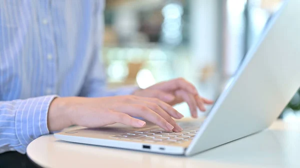 Primo piano di Mani Femminili Digitando sul computer portatile, Lavorare — Foto Stock