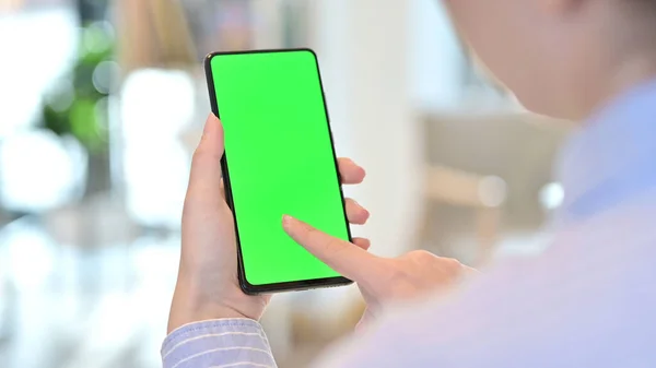 Femmina che utilizza lo schermo verde dello smartphone di chiave del cromo — Foto Stock