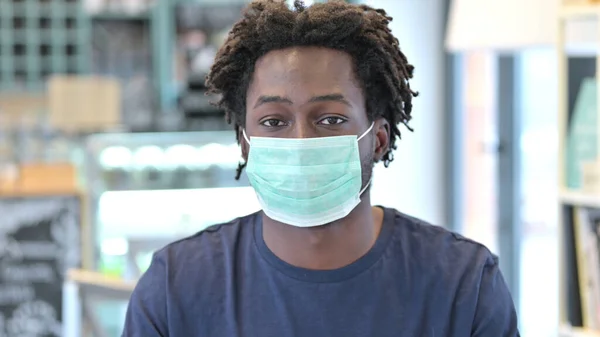 Yüzü Maskeli Afrikalı Adam Portresi Kameraya Bakıyor