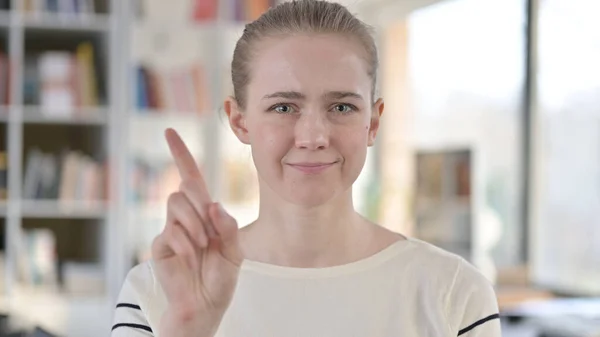 Retrato de No Gesture com Dedo por Jovem Mulher — Fotografia de Stock