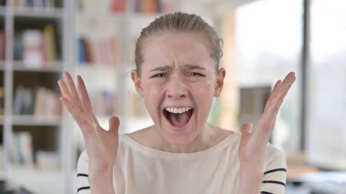 Kızgın Genç Kadın 'ın Portresi Bağırıyor, Bağırıyor