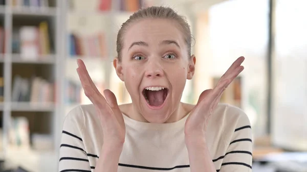 Portrait of Excited Young Woman feeling Surprised — Stock Photo, Image