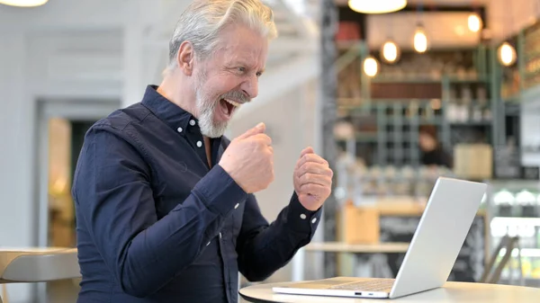 Vieil homme Célébration réussie sur ordinateur portable à Cafe — Photo