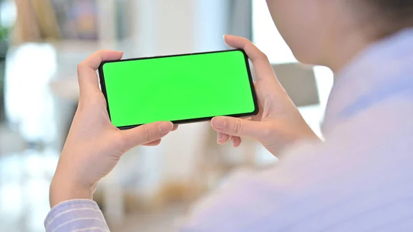 Mano femminile con orizzontale verde cromo chiave Smartphone — Foto Stock