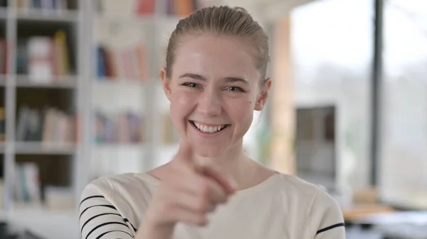Porträtt av attraktiv ung kvinna pekar med Finger — Stockfoto