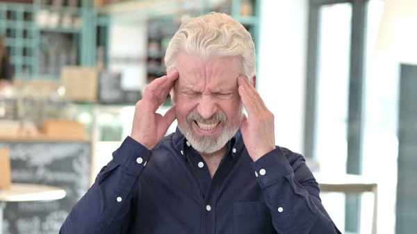 Portrait du vieil homme stressant ayant mal à la tête — Photo