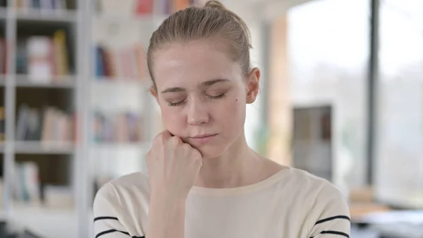 Porträt einer müden jungen Frau beim Mittagsschlaf — Stockfoto