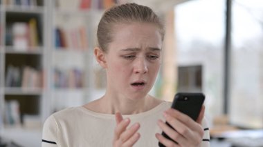 Smartphone 'da Kaybın Portresi Yazan Genç Kadın