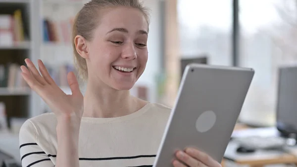 Portrét video chatu na tabletu od mladé ženy — Stock fotografie