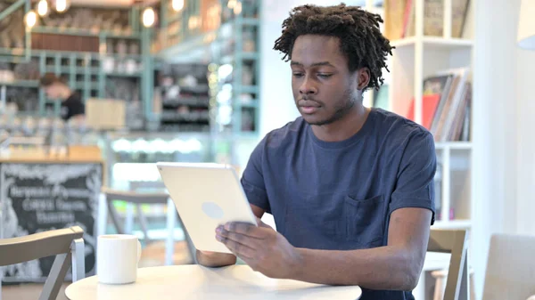 Kafede Dijital Tablet kullanan Afrikalı Adam — Stok fotoğraf