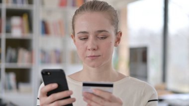 Smartphone 'da Çevrimiçi Ödeme: Genç Kadın