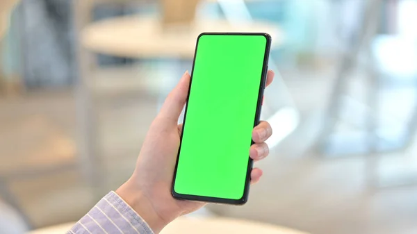 Smartphone a mano femminile con schermo cromato verde — Foto Stock