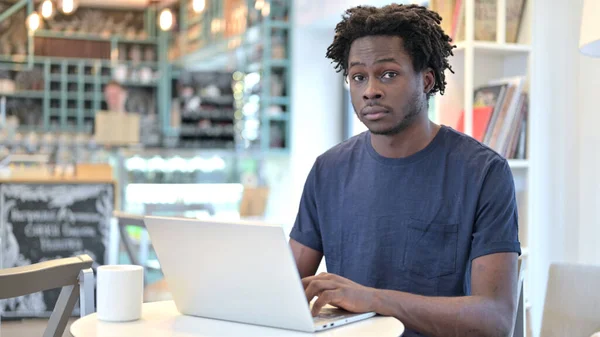 Homem Africano com Laptop Olhando para Câmera no Café — Fotografia de Stock