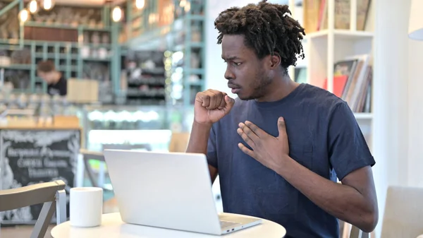 카페에서 노트북으로 일하는 아프리카 남자 기침 기침 — 스톡 사진