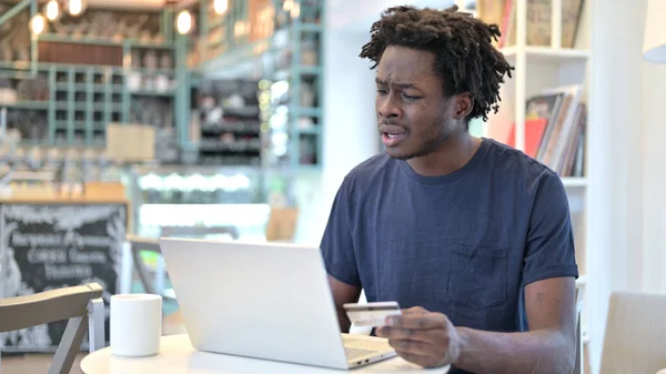원문 기사보기 아프리카 남성 이 카페에서 컴퓨터로 온라인 결제에 성공 했다. — 스톡 사진