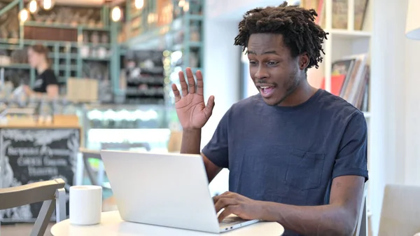 카페에서 아프리카 남자가 노트북으로 비디오 채팅을 하는 모습 — 스톡 사진