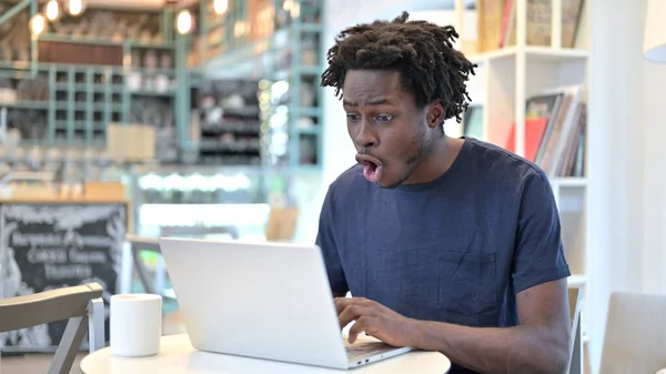Homem Africano Chocado Trabalhando no Laptop no Café — Fotografia de Stock