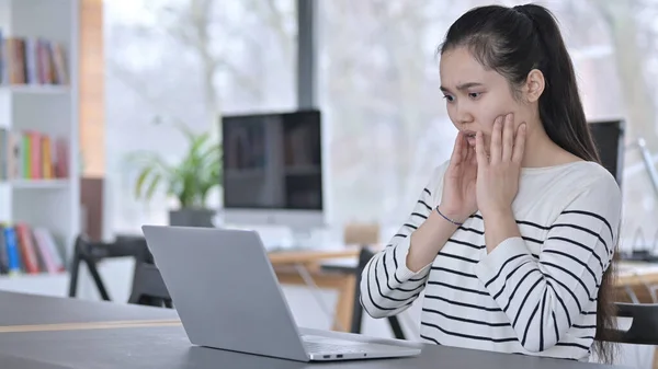 Genç Asyalı Kadın Ofisteki dizüstü bilgisayarında Kayıp 'a tepki veriyor — Stok fotoğraf