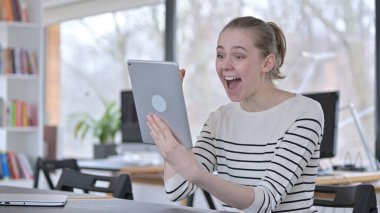 Başarı, Kütüphanedeki Tablette Kutlanan Genç Kadın