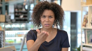 Kızgın Genç Afrikalı Kadın Kamera karşısında tartışıyor