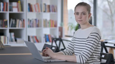 Kütüphanedeki Kameraya Bakan Genç Kadın