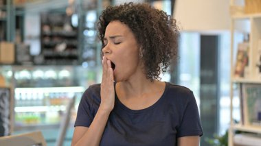 Uykulu Genç Afrikalı Kadın Esniyor