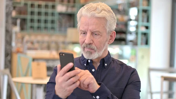 Yaşlı Adam 'ın Smartphone Kullanımı Portresi