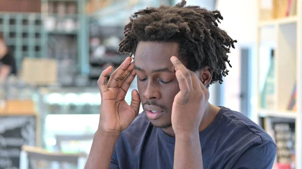 Porträtt av Stressig afrikansk man med huvudvärk — Stockfoto