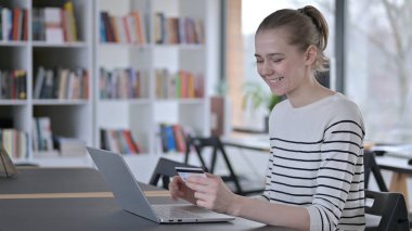Mutlu Kadın, Kütüphane tarafından Bilgisayarda Başarılı Çevrimiçi Ödeme