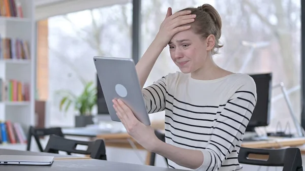 Versagen: Junge Frau mit Verlust auf Tablet in Bibliothek — Stockfoto