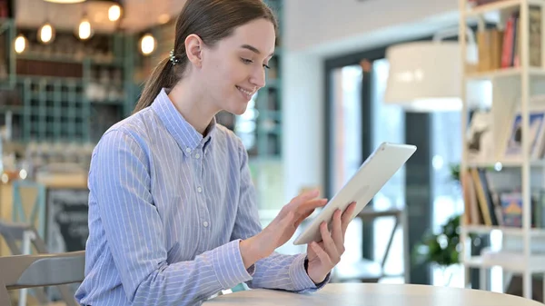 Krásná mladá žena pomocí tablet v kavárně — Stock fotografie