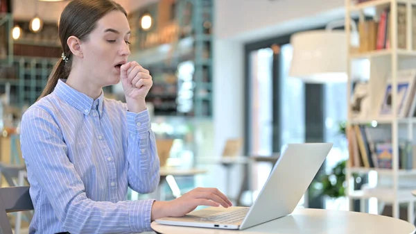 Coughing Young Woman using Laptop in Cafe — Stock fotografie