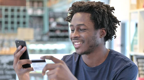 非洲男子在智能手机上的在线付款 — 图库照片
