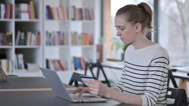 Dizüstü bilgisayardan online alışveriş, Genç Kadın, Kütüphane